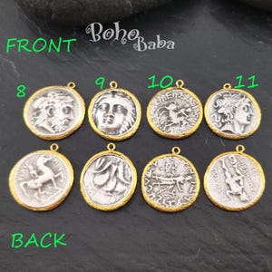 Puede incluir: Una colecci&oacute;n de colgantes plateados de estilo antiguo con bordes dorados. Cada colgante presenta un dise&ntilde;o en relieve detallado de figuras y s&iacute;mbolos cl&aacute;sicos. Los colgantes est&aacute;n numerados y los textos "FRONT" y "BACK" son visibles. La marca "Boho Baba" tambi&eacute;n es visible.