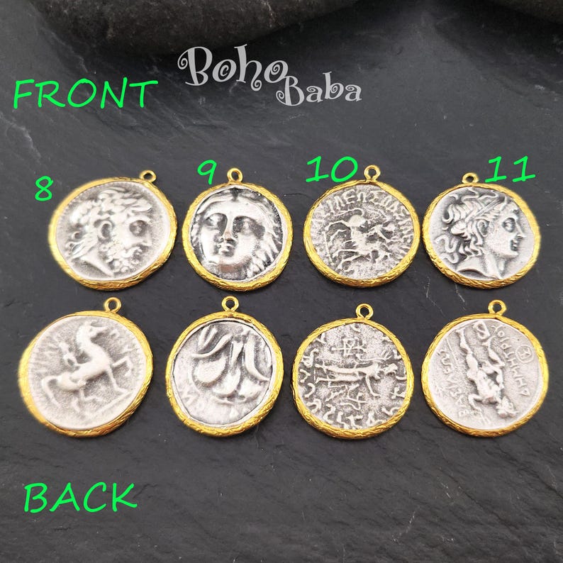 Puede incluir: Una colecci&oacute;n de colgantes plateados de estilo antiguo con bordes dorados. Cada colgante presenta un dise&ntilde;o en relieve detallado de figuras y s&iacute;mbolos cl&aacute;sicos. Los colgantes est&aacute;n numerados y los textos "FRONT" y "BACK" son visibles. La marca "Boho Baba" tambi&eacute;n es visible.