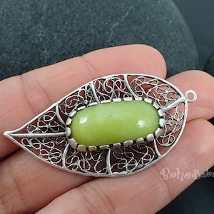 ペリドット グリーン ジェムストーン リーフ ペンダント、ラージ シルバー リーフ ジェムストーン ペンダント、1 個