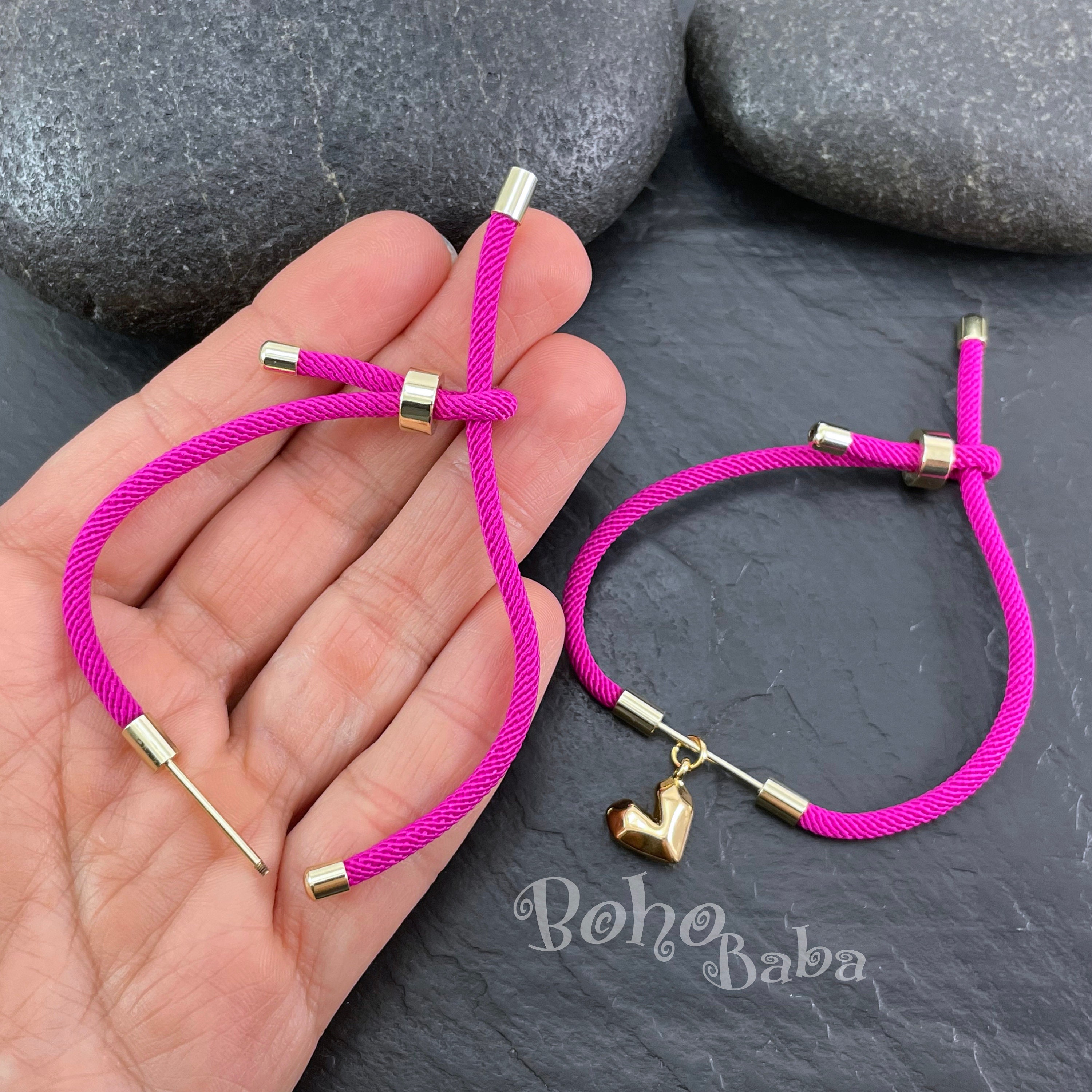 bracciale in metallo con cuori colore argento, colanina con cordoncino