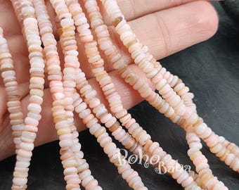 Op de afbeelding: Een streng roze en witte schelp kralen, met een natuurlijke, onregelmatige vorm. De kralen zijn geregen op een doorzichtige draad en zijn ongeveer 4 mm in diameter.