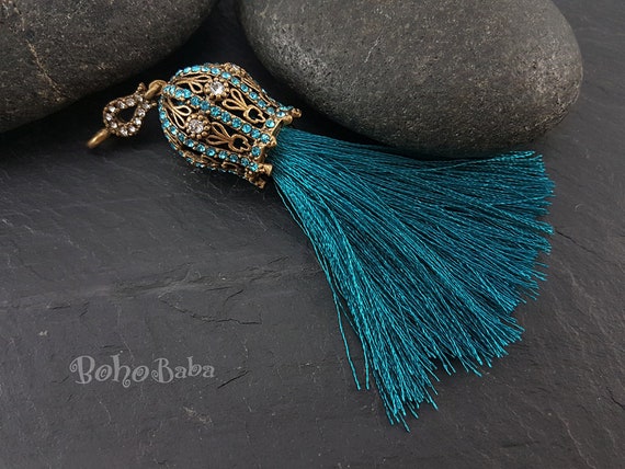 Pendant store with tassel