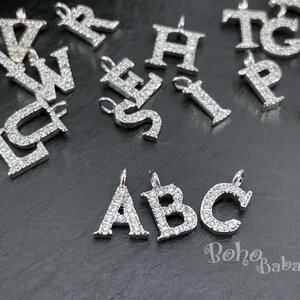 Ciondoli iniziali con pavé placcato in argento, ciondoli con lettere dell'alfabeto in zirconi cubici, ciondoli iniziali per gioielli immagine 6