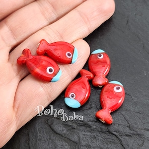 Puede incluir: Seis cuentas de vidrio de pescado rojo con ojos azules y blancos. Las cuentas miden aproximadamente 2,5 cm de largo y son perfectas para hacer joyas u otras manualidades.