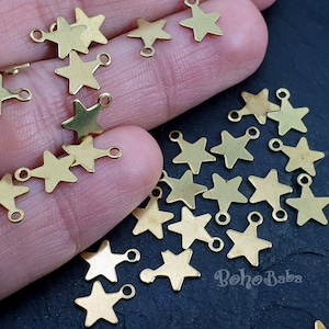 Diminutos amuletos de estrellas, etiquetas de estrellas, amuletos de estrellas de latón crudo, mini amuletos de estrellas, hallazgos de latón, amuletos de estrellas, colgantes de estrellas, espacios en blanco de estrellas, 50 piezas