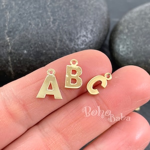 Dijes de letras del alfabeto dorados, dijes iniciales de latón chapado en oro brillante para joyería