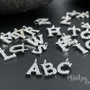 Ciondoli iniziali con pavé placcato in argento, ciondoli con lettere dell'alfabeto in zirconi cubici, ciondoli iniziali per gioielli immagine 4