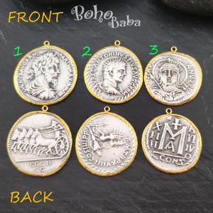 Puede incluir: Seis colgantes de monedas plateadas con bordes dorados. Las caras frontales presentan retratos de perfil y el texto "FRONT Boho Baba". Los reversos presentan escenas de carros y texto. La palabra "BACK" es visible.