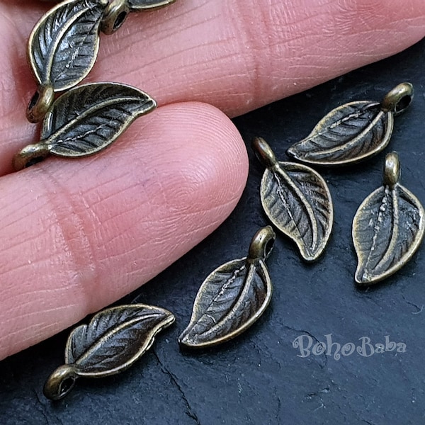 Mini charmes de feuilles de bronze, charmes de feuilles tribales, bijoux en feuilles de bronze, 10 pc