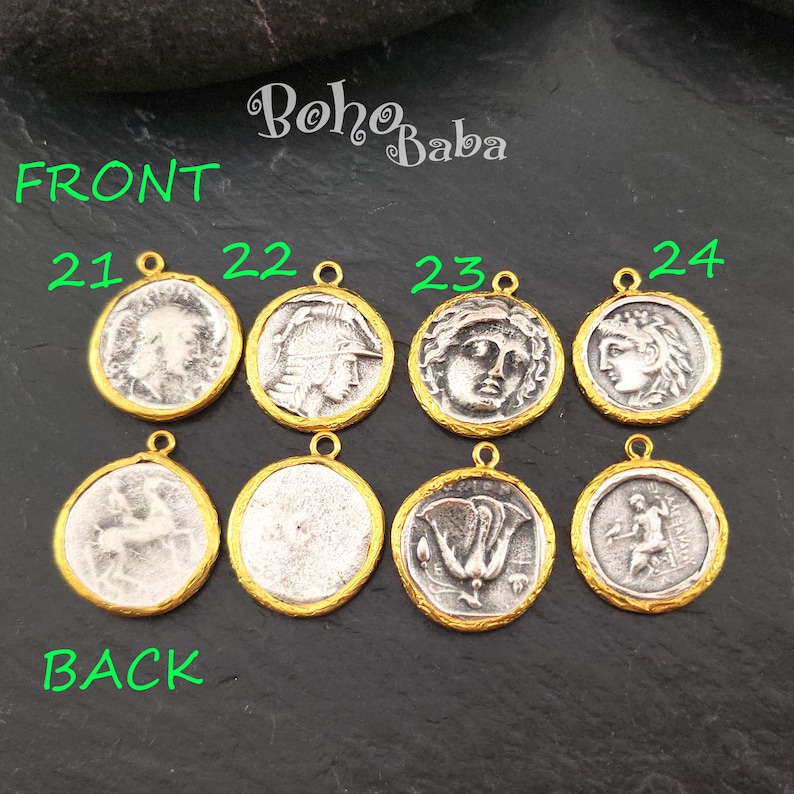 Puede incluir: Una colecci&oacute;n de colgantes de monedas de estilo antiguo con bordes dorados y centros plateados. Los colgantes presentan varios dise&ntilde;os cl&aacute;sicos, incluyendo retratos y motivos florales. El texto "Boho Baba" es visible en la parte superior.