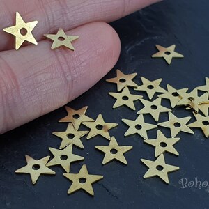 Abalorios de estrella de latón crudo, pequeñas cuentas de estrella, abalorios de estrella, abalorios de estrella, etiquetas de estrella, mini amuletos de estrella, hallazgos de latón, colgantes de estrella, 100 piezas
