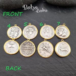 Puede incluir: Una colecci&oacute;n de colgantes con forma de monedas de color plateado con bordes dorados. El anverso de cada moneda presenta el perfil de una persona, mientras que el reverso muestra varios dise&ntilde;os y texto. Las palabras "FRONT" y "BACK" est&aacute;n escritas en verde.