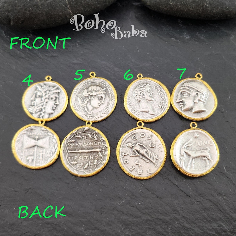 Puede incluir: Una colecci&oacute;n de colgantes con forma de monedas de color plateado con bordes dorados. El anverso de cada moneda presenta el perfil de una persona, mientras que el reverso muestra varios dise&ntilde;os y texto. Las palabras "FRONT" y "BACK" est&aacute;n escritas en verde.