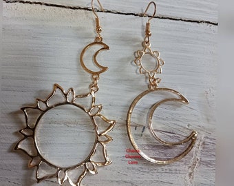 Mond und Sonne Ohrringe, Mond Ohrringe, Sonnen Ohrringe, Universum Ohrringe, Gold Ohrringe, Creolen, Geschenke für sie, Mond Schmuck