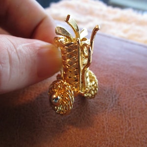 Vintage Gold Tone Filigree Golf  Clubs & Pull Cart Brooch