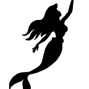 Può includere: Silhouette nera di una sirena con capelli fluenti e una coda, che alza un braccio verso l'alto.
