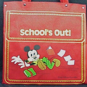 Puede incluir: Bolsa de lona roja con un dise&ntilde;o de Mickey Mouse y el texto "school's out!" en amarillo. Mickey Mouse est&aacute; lanzando libros y papeles al aire.