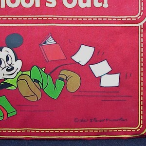 Puede incluir: Bolsa de tela roja con una ilustraci&oacute;n de Mickey Mouse. Mickey est&aacute; huyendo de la escuela con libros y papeles volando detr&aacute;s de &eacute;l. La bolsa tiene un borde cosido amarillo y el texto "School's Out!" en la parte superior.