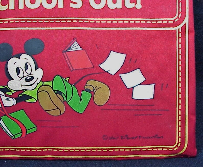 Puede incluir: Bolsa de tela roja con una ilustraci&oacute;n de Mickey Mouse. Mickey est&aacute; huyendo de la escuela con libros y papeles volando detr&aacute;s de &eacute;l. La bolsa tiene un borde cosido amarillo y el texto "School's Out!" en la parte superior.