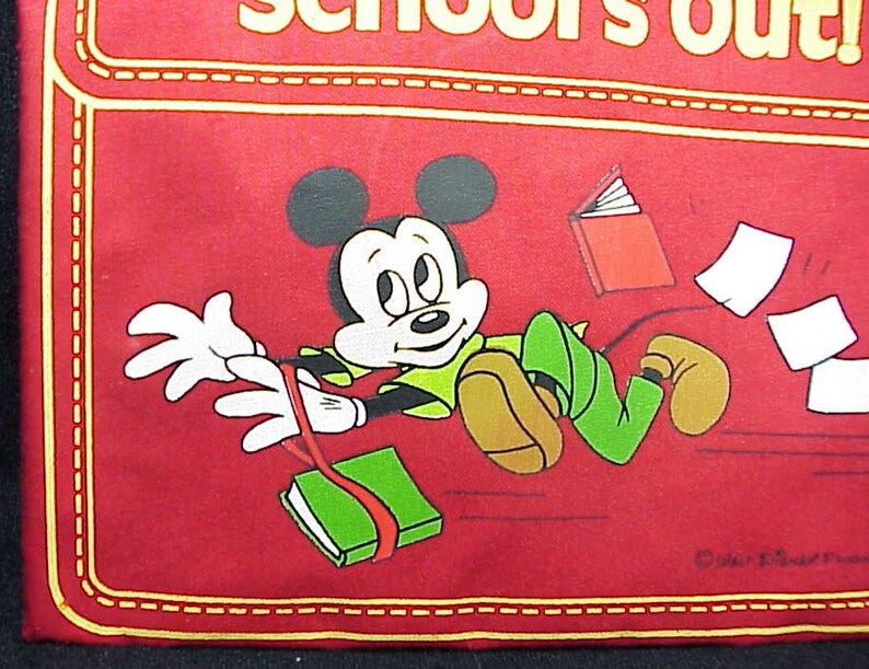 Puede incluir: Bolsa de tela roja con un borde cosido amarillo. La bolsa presenta una imagen de dibujos animados de Mickey Mouse corriendo con libros y papeles volando detr&aacute;s de &eacute;l. El texto "School's Out!" es visible en la parte superior de la bolsa.