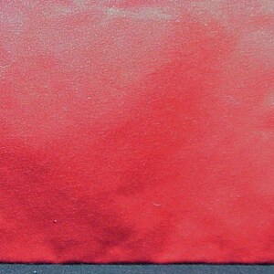 Puede incluir: Una tela roja s&oacute;lida con un degradado de rojo m&aacute;s claro en la parte superior.