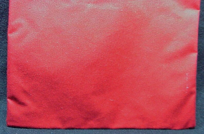 Puede incluir: Una tela roja s&oacute;lida con un degradado de rojo m&aacute;s claro en la parte superior.