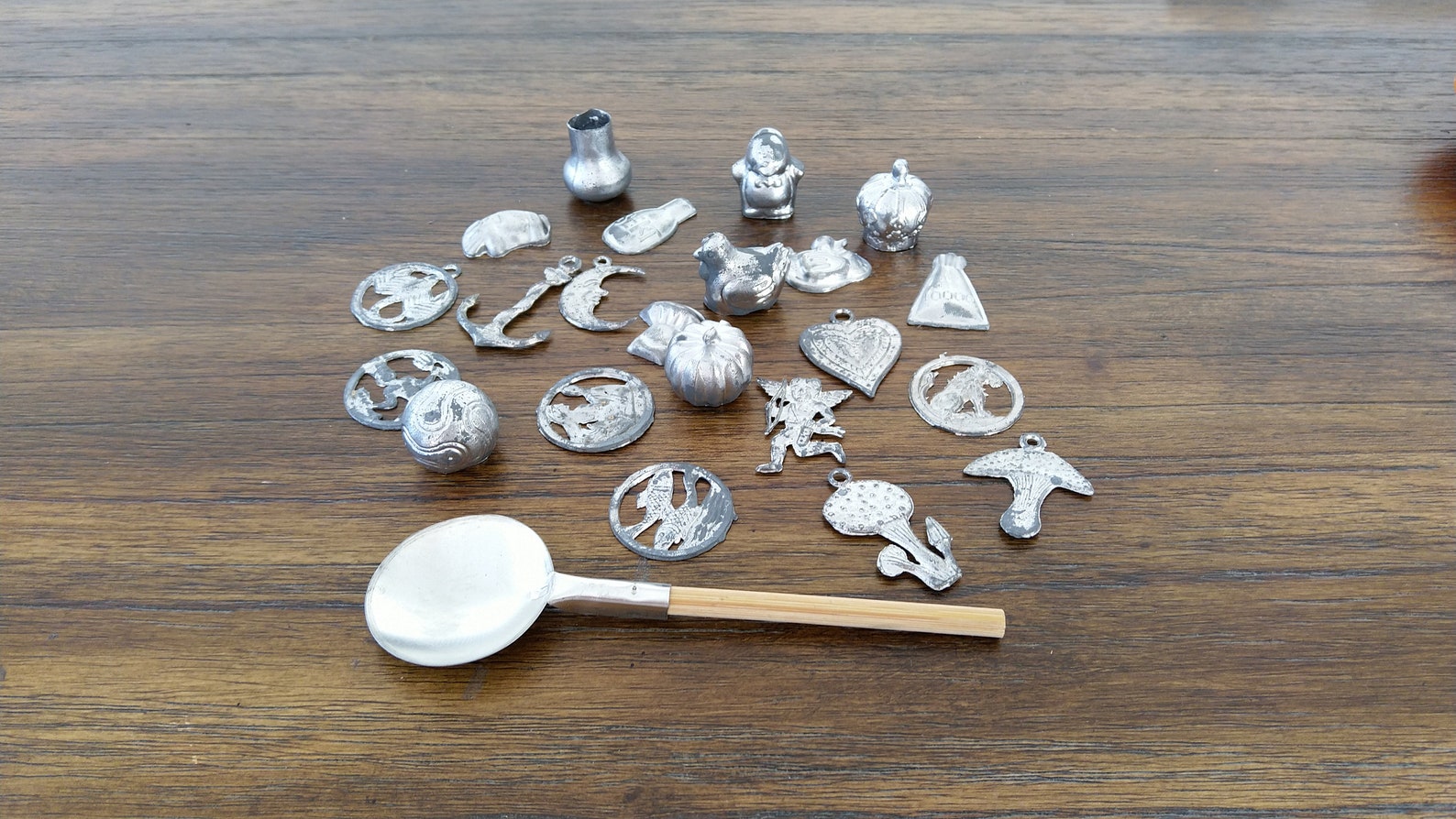 Rare - Lead divination or molybdomancy - 2 vintage lead forms, a spoon and an interpretation list