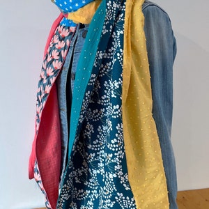 Grand foulard rectangulaire femme rose, bleu, jaune et blanc R11 image 3