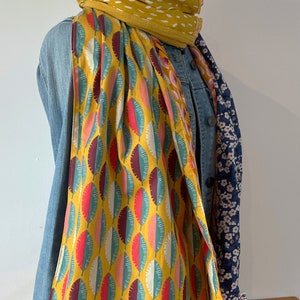 Grand foulard rectangulaire femme jaune, bleu , rose et blanc R26 image 6