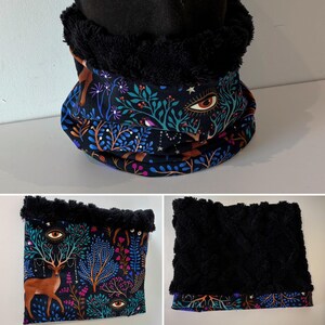 Peut inclure: Tour de cou noir et bleu à motifs avec un motif de cerf et d'œil. La doublure est en fausse fourrure noire douce. Le tissu extérieur présente un fond sombre avec des arbres, des fleurs et des étoiles colorés. Un accessoire d'hiver douillet.