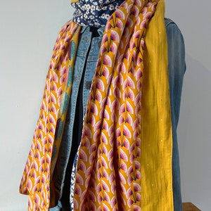 Grand foulard rectangulaire femme jaune, bleu , rose et blanc R26 image 4