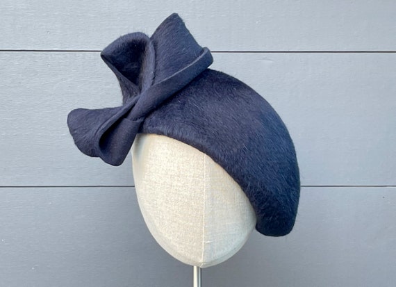 Navy blue long-pile melusine fur felt beret with looped felt trim