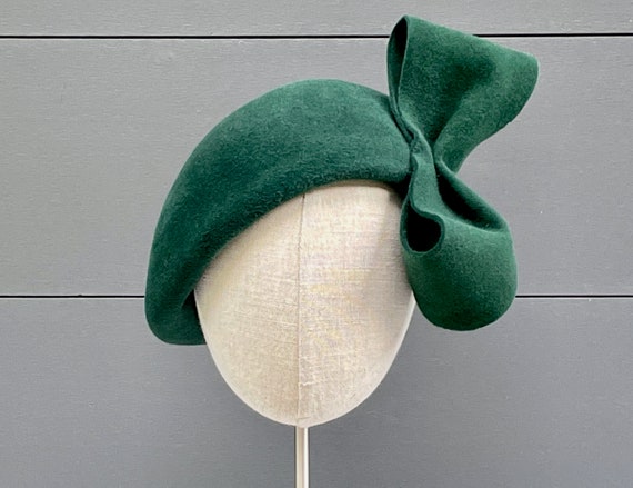Forest green velour felt beret with sculpted felt "bow"