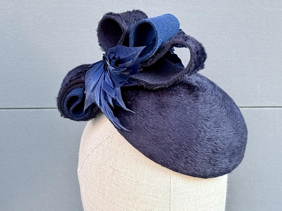 Navy blue long-pile fur felt button hat with felt loops and curled feather spray