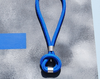 Simple, élégant - moderne - bleu électrique - déclaration, collier de corde avec des perles d'argent et fermage magnétique - cadeau pour elle - cadeau de jour de la mère