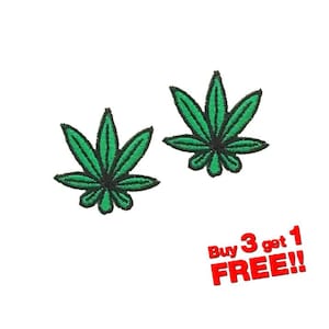 Könnte beinhalten: Zwei grüne, gestickte Cannabisblatt-Patches mit schwarzen Umrissen. Der Hintergrund ist weiß. Der Text in Rot lautet "Buy 3 get 1 FREE!!"