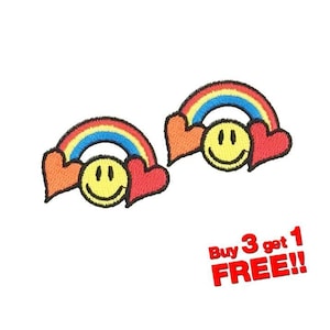 以下が含まれることがあります： 虹、スマイリーフェイス、ハート2つが描かれた刺繍のアイロン接着パッチが2つ。"Buy 3 get 1 FREE!"というテキストも表示されています。