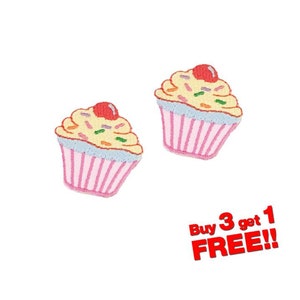 Puede incluir: Dos parches de cupcake de hierro en color rosa y blanco con una cereza roja en la parte superior y espolvoreados de colores. El texto "¡Compra 3, llévate 1 GRATIS!" está en rojo.