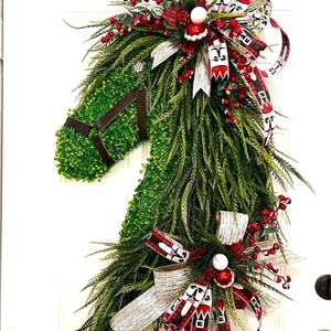 Christmas Horse Head Wreath, Lighted Holiday Horse Wreath, Gift for Equestrian Lovers, Xmas Lighted Horse Wreath, Christmas Horse Decor,