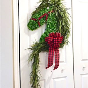 Christmas Red Buffalo Check Horse Wreath, Christmas Horse Wreath, Xmas Horse Head Wreath, Gift for Horse Lovers, Gift for Equine Lovers,