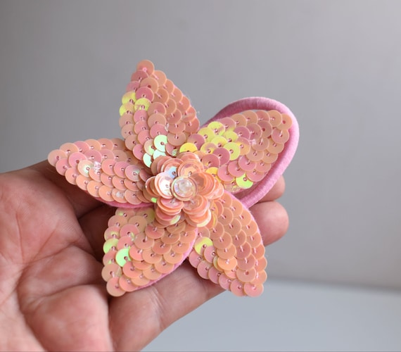 ピンクの花のヘアシュシュ ルーズグリッタースパンコール刺繍コットン