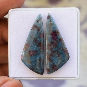 Rubí cianita, par de cabujones sueltos perforados a juego para la fabricación de joyas, 35 x 13 mm