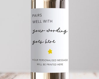 以下が含まれることがあります： 「Pairs well with your wording goes here.」と書かれたラベルが付いた白ワインのボトル。ラベルには黄色の星が描かれている。ラベルには「Your personalised message will be printed here.」とも書かれている。