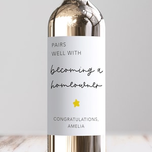 Personnalisée se marie bien avec une étiquette de vin dans une nouvelle maison, cadeau de pendaison de crémaillère, propriétaire, ami, sœur, frère, hypothèque fantaisie, félicitations