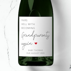 Se marie bien avec une étiquette de champagne et de prosecco, un faire-part de grossesse personnalisé, un cadeau surprise pour un bébé, un nouveau-né