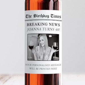 Etiqueta de vino personalizada de cumpleaños con periódico, divertida para hijas de 30 años, hermana personalizada para 40, 50, 60 años, amigas de 70 años, mamá, papá, hermano, cumpleaños con foto.