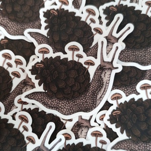 Escargot champignon | Autocollant imperméable en vinyle | Art magique de la forêt