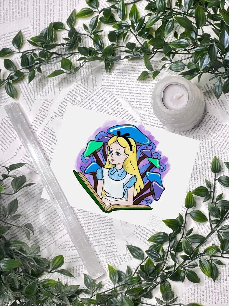 Puede incluir: Una ilustraci&oacute;n de acuarela de Alicia en el Pa&iacute;s de las Maravillas sentada bajo un hongo leyendo un libro. La ilustraci&oacute;n est&aacute; en tonos de morado, azul y verde.