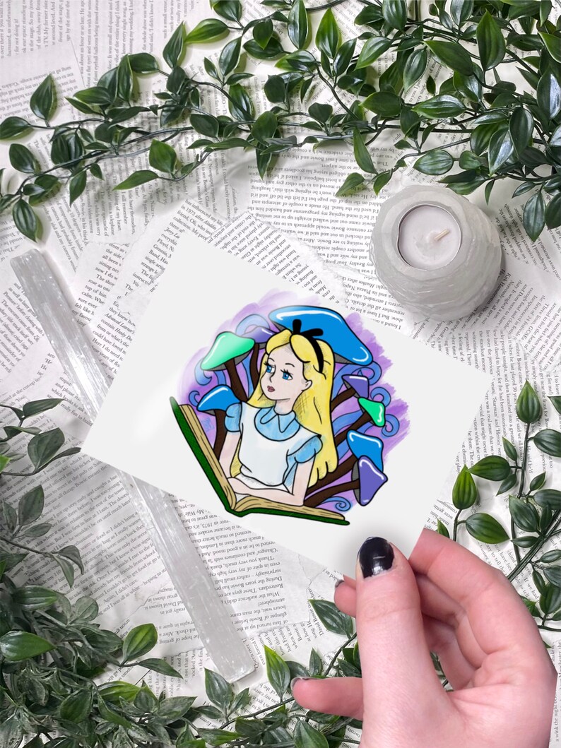Puede incluir: Una ilustraci&oacute;n de acuarela de Alicia en el Pa&iacute;s de las Maravillas leyendo un libro en un bosque de setas moradas y azules. La ilustraci&oacute;n est&aacute; sobre un fondo blanco.