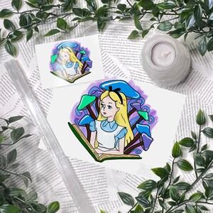 Puede incluir: Una ilustraci&oacute;n digital de Alicia en el Pa&iacute;s de las Maravillas leyendo un libro en un entorno de bosque fant&aacute;stico con setas moradas, azules y verdes. La ilustraci&oacute;n es de estilo de dibujos animados con fondo blanco.